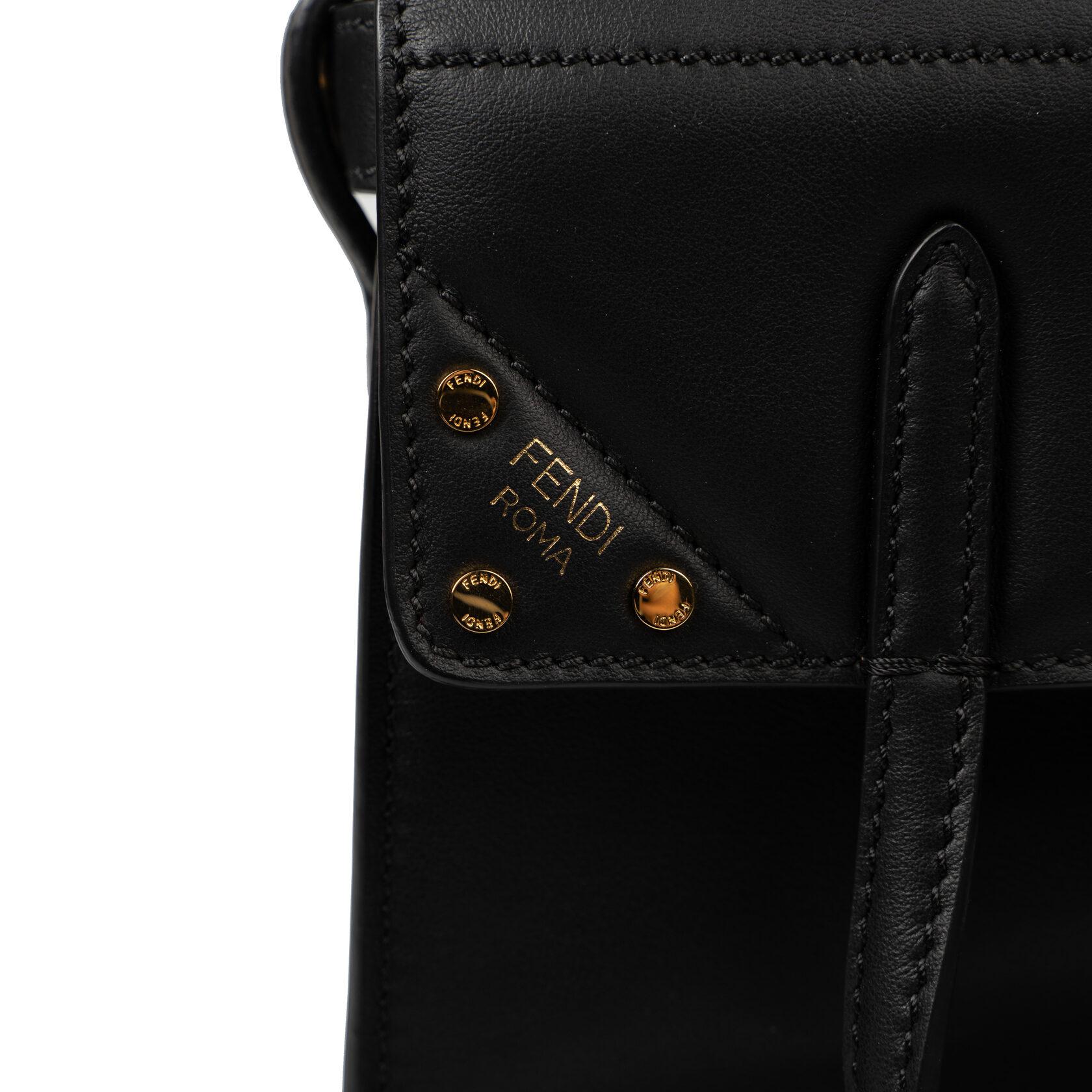 Petit sac à main noir à rabat Fendi en vente 1