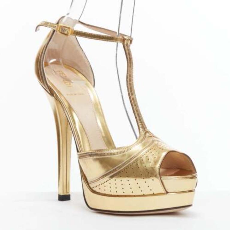 FENDI Flo cuir perforé or métallisé peep toe platforms EU38
Référence : BSHW/A00152
Marque : Fendi
MATERIAL : Cuir
Couleur : Or
Motif : Solide
Fermeture : Bracelet de cheville
Doublure : Cuir nude
Détails supplémentaires : Ces sandales de Fendi