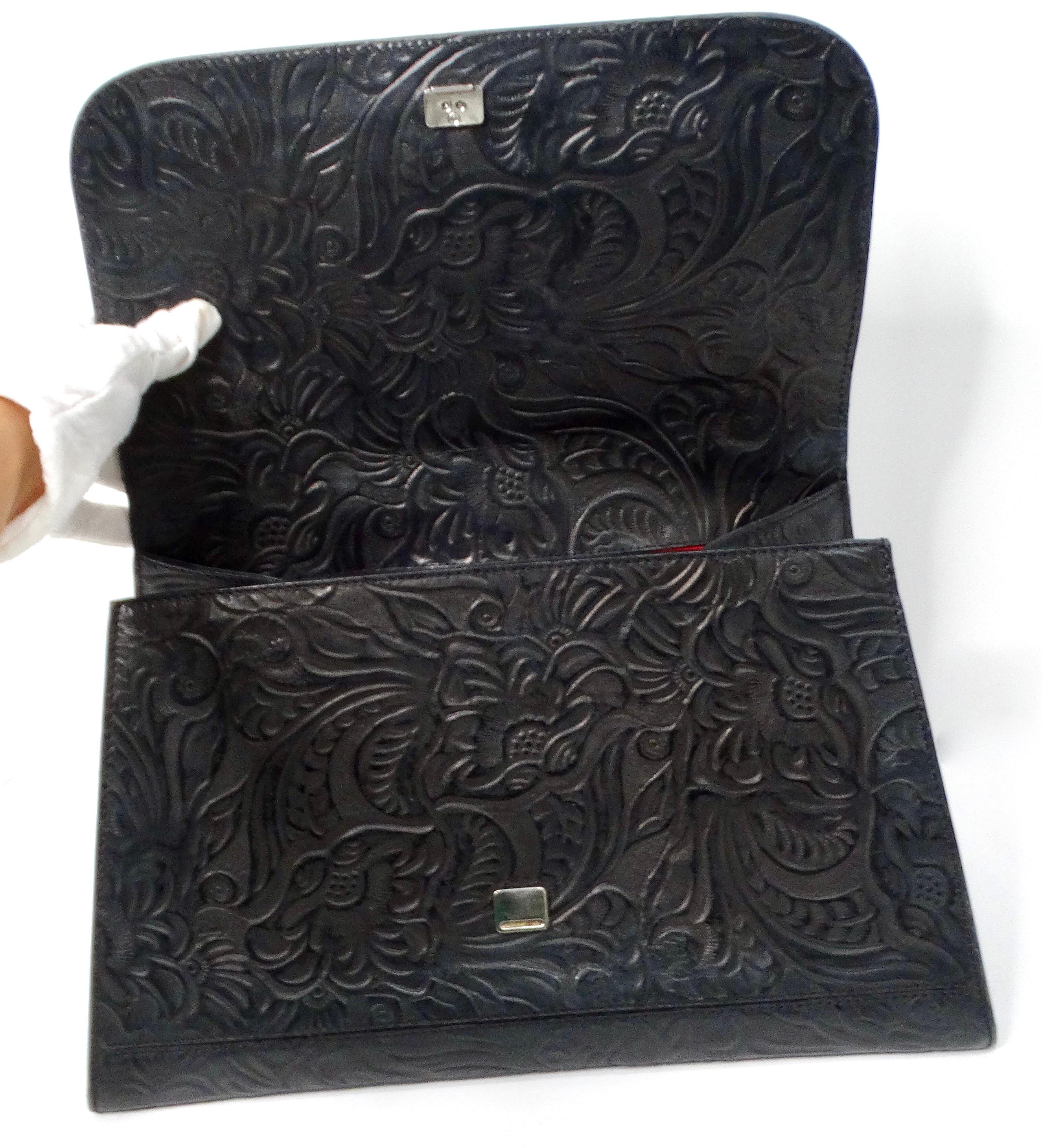 Sac à main en cuir noir embossé de fleurs de Fendi circa 1970 en vente 3