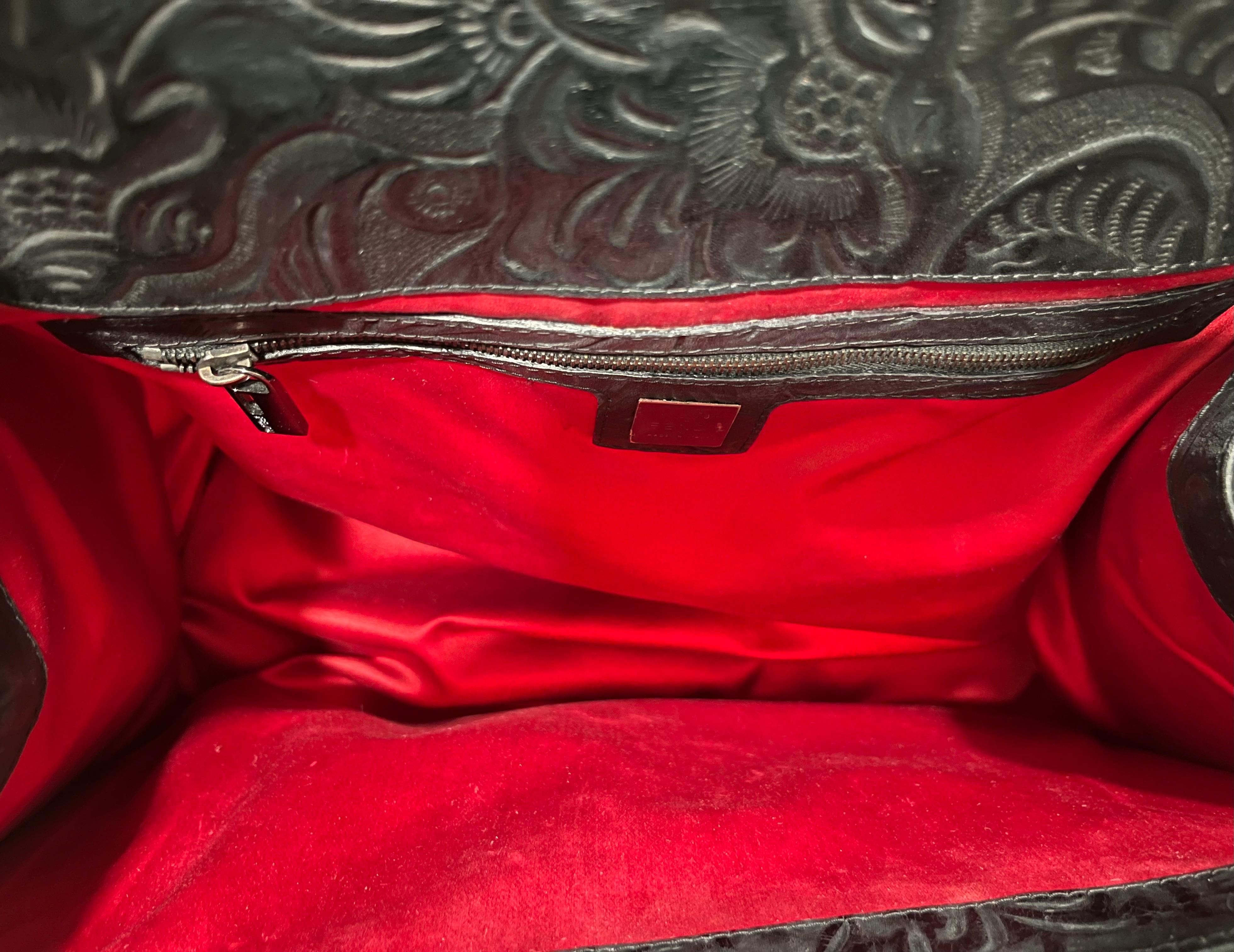 Sac à main en cuir noir embossé de fleurs de Fendi circa 1970 en vente 4