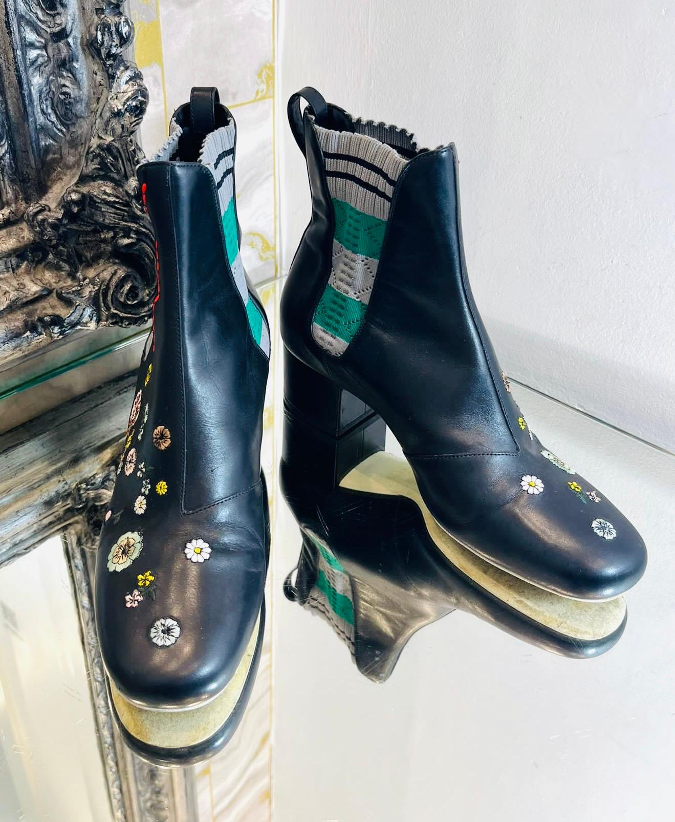 Noir Fendi - Bottines en cuir brodé de fleurs en vente