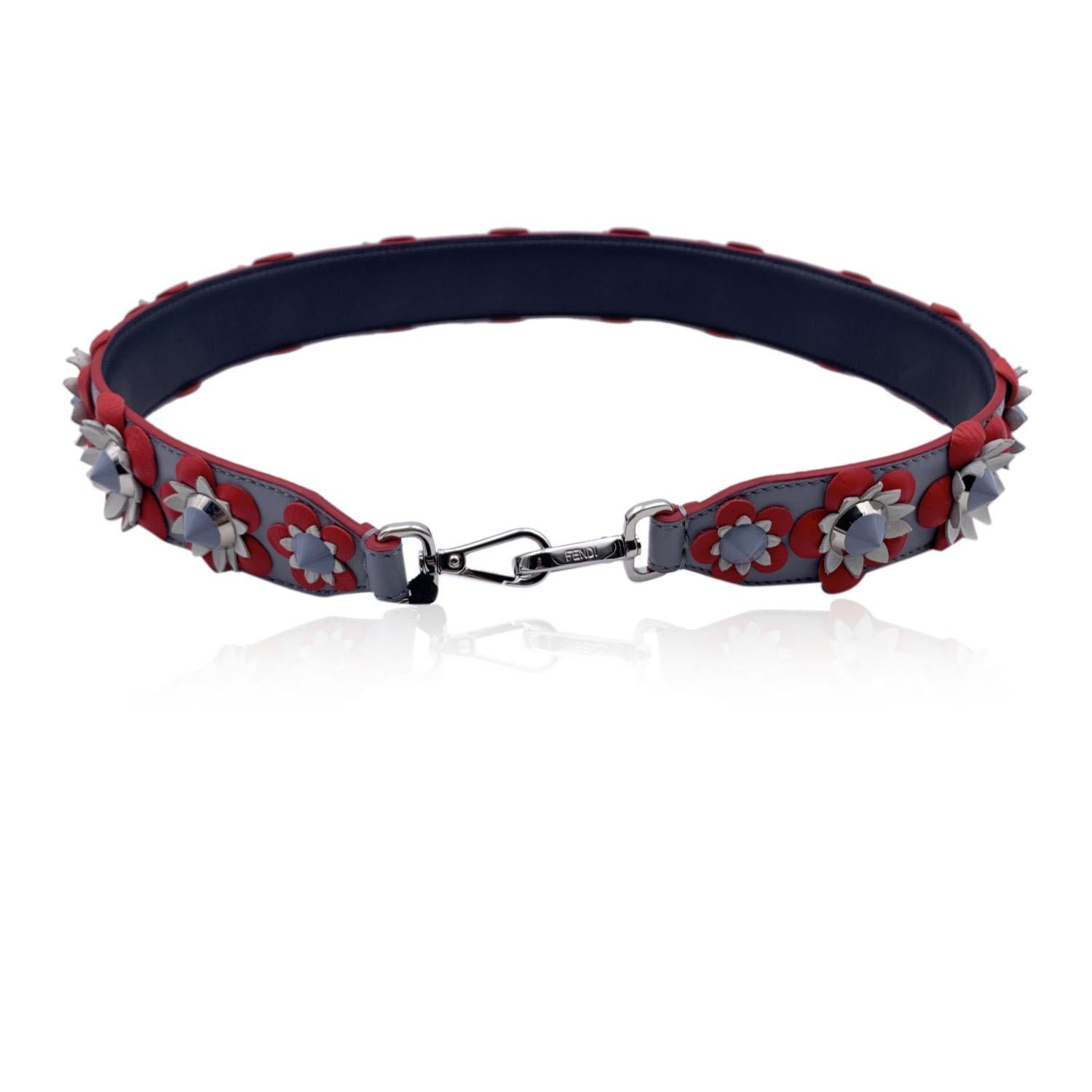 Fendi shoulder strap You in dove grey, red and white leather. Floral applications. Silver metal hardware. 'Fendi Roma' embossed on the strap. Strap width: 1.5 inches - 3.8 cm. Total length: 34 inches - 86.3 cm


Details

MATERIAL: Leather

COLOR: