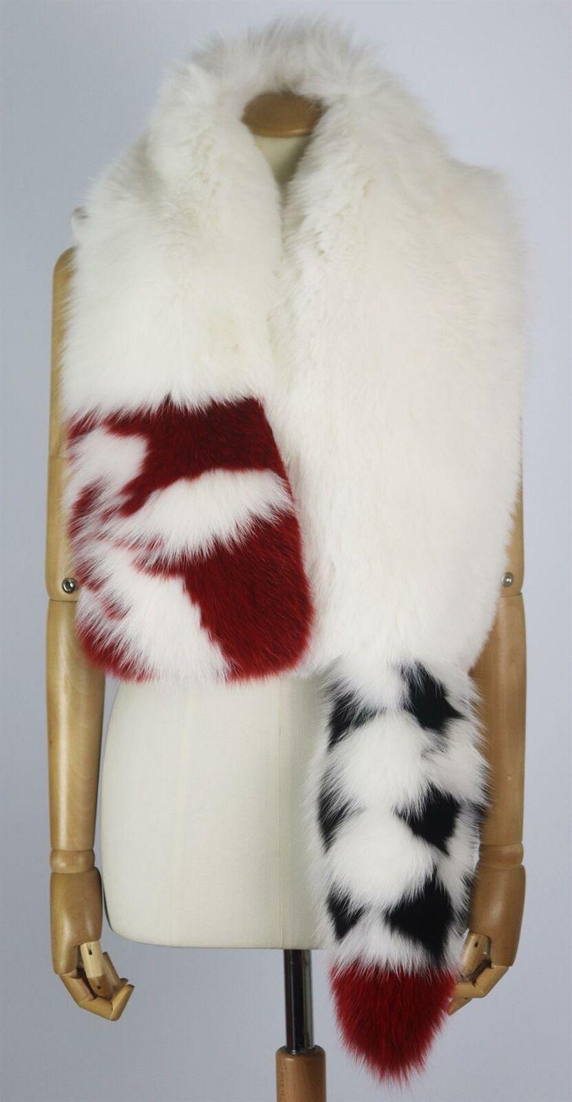 This lush, lustrous fox-fur and silk scarf by Fendi in a colour-block design featuring a floral pattern, combined with ivory silk, it envelopes the wearer in pure luxury.
White, red and black fox-fur, ivory silk..
Concealed hook fastening at
