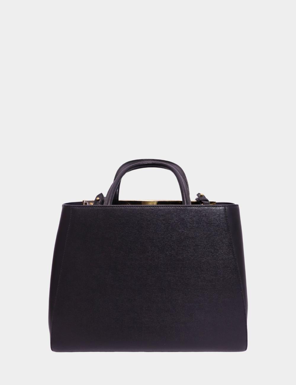 Grand sac à main en cuir 3Jours de Fendi - noir et ornements dorés

Raffiné, structuré et d'un chic incomparable, le fourre-tout 3Jours de Fendi est le sac à main idéal. Confectionné en cuir texturé noir avec d'élégants accents dorés, ce sac