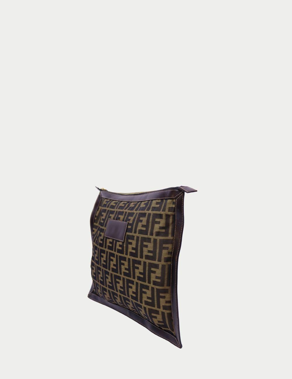 Fendi - Pochette carrée en toile Zucca

Cette pochette Zucca emblématique de Fendi, conçue dans la toile monogramme FF emblématique de la marque, rehausse vos essentiels. Avec sa silhouette carrée, ses bordures en cuir et sa fermeture éclair