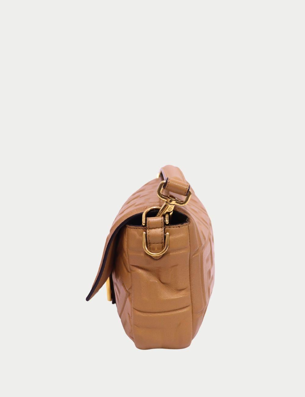 Diese ikonische und zeitlose Baguette-Tasche von Fendi ist aus geschmeidigem hellbraunem Leder mit der charakteristischen FF-Logo-Prägung des Hauses gefertigt. Mit einer strukturierten Klappe mit goldfarbenem FF-Verschluss, einem oberen Henkel und