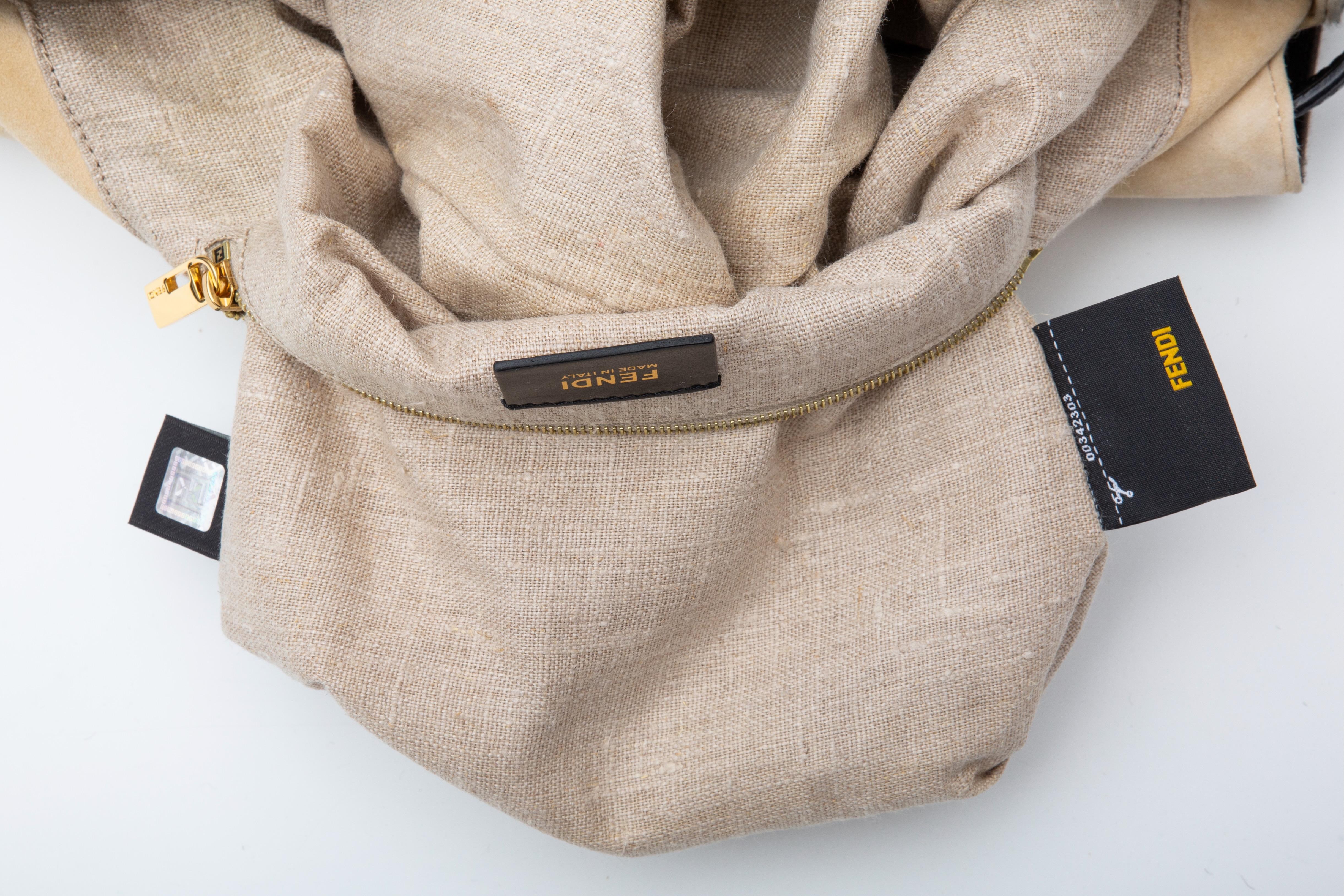 Fendi Forever Mama Baguette-Tasche aus Kalbshaar in Schwarz und Weiß (8BR638) 7