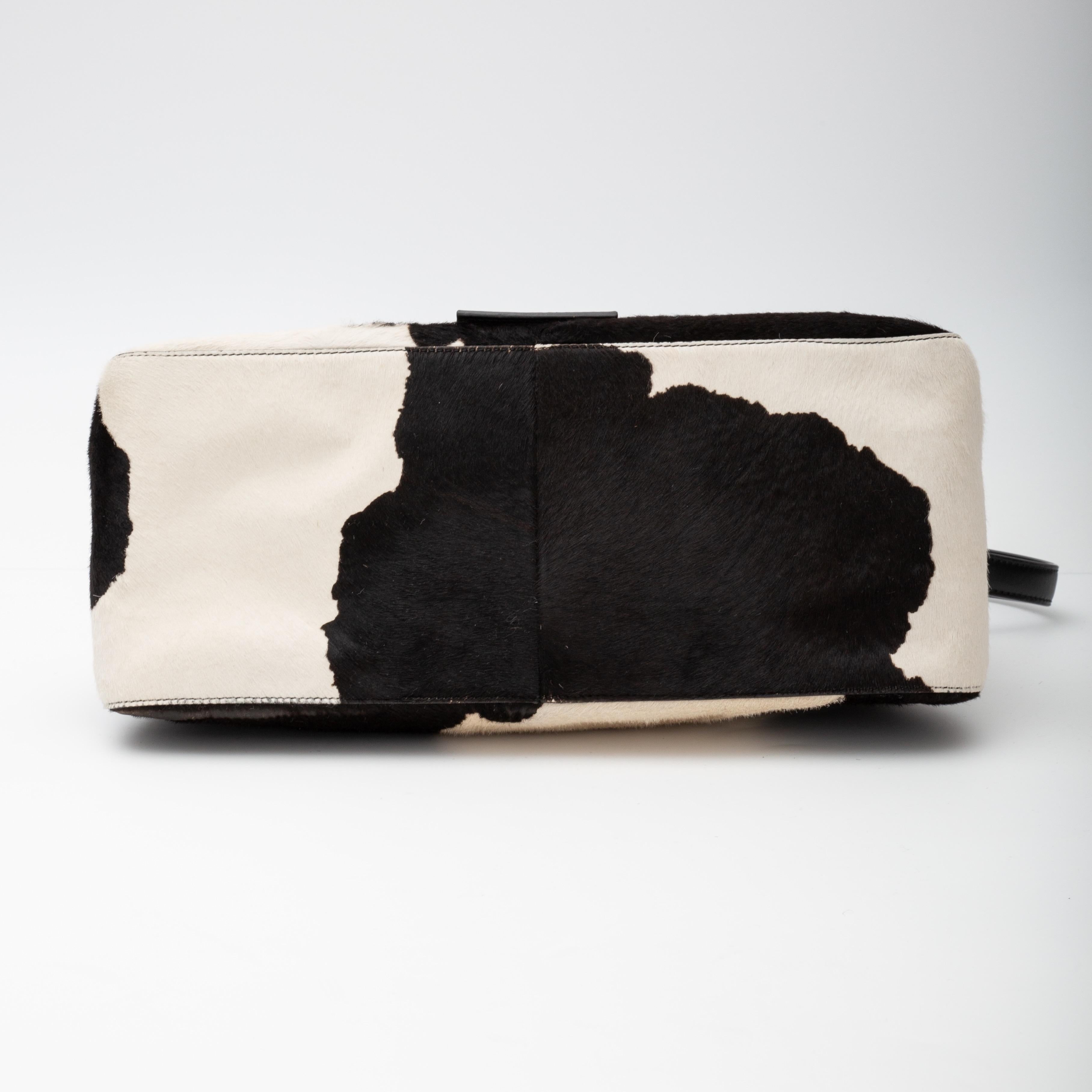 Fendi Forever Mama Baguette-Tasche aus Kalbshaar in Schwarz und Weiß (8BR638) 1