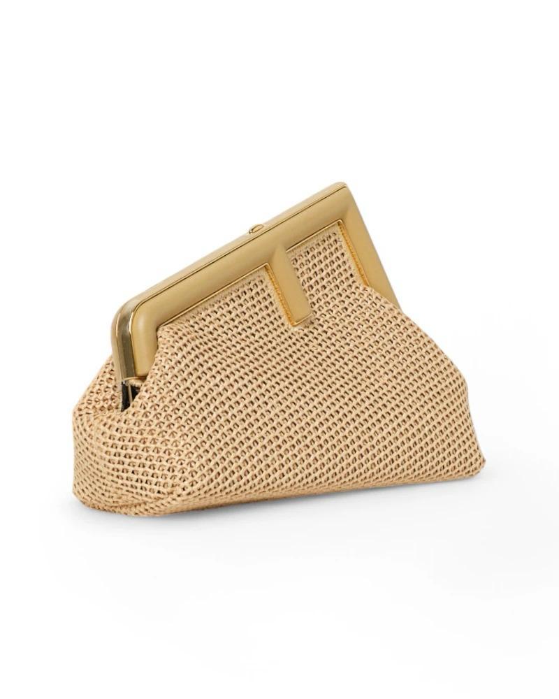 Le sac emblématique de Fendi, le modèle Frist Midi, est réalisé en raphia macramé et doté de ferrures dorées. Doté d'une fermeture à emboîtement et doublé à l'intérieur d'une toile au motif FF Logomania, ce sac est spacieux et permet de ranger