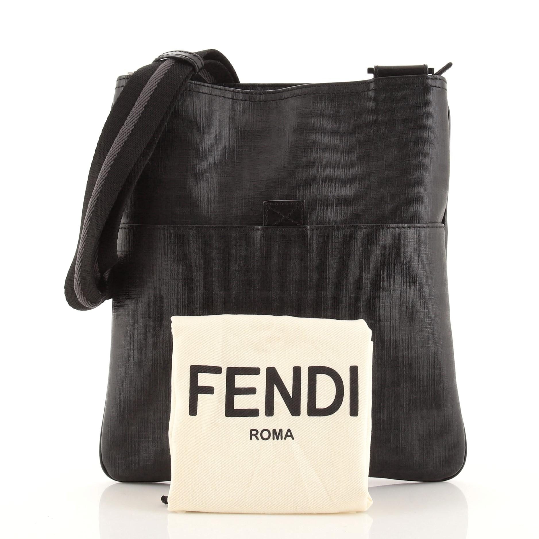 Zustand: Sehr gut. Odor in interior. Moderate wear and peeling on base corners, scuffs on leather trims and zipper pull. Wear and slight discoloration in interior, scratches and tarnish on hardware.
Accessories: Dust Bag
Measurements: Height 12