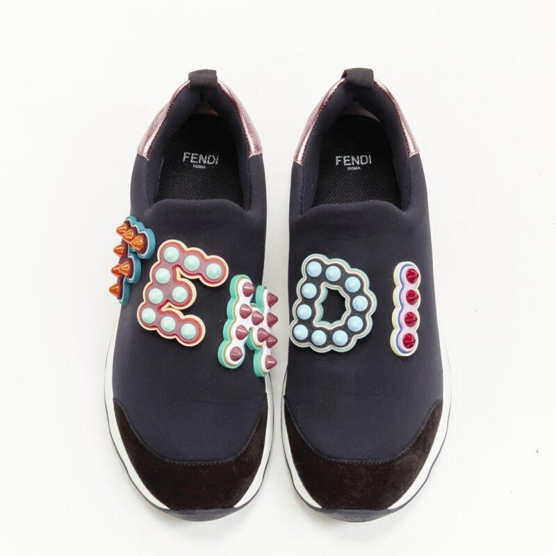 FENDI Fun Fair - Escarpins bas en néoprène noir et rose avec applique et logo en caoutchouc EU36
Référence : ANWU/A00358
Marque : Fendi
Collectional : Fête foraine
Matière : Néoprène
Couleur : noir, rose
Motif : Solide
Détails supplémentaires : Tige