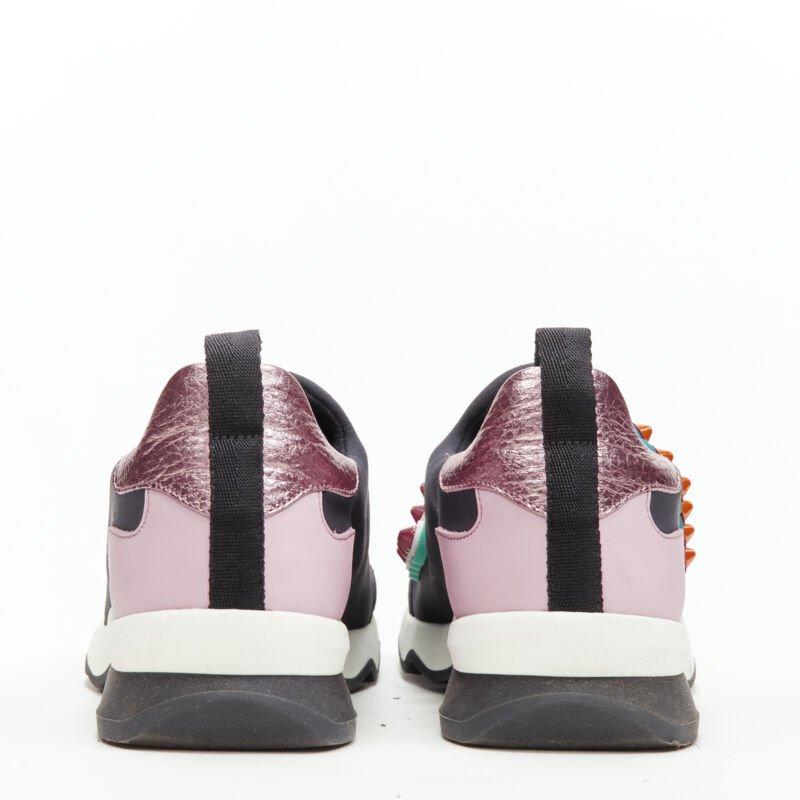 FENDI Fun Fair - Escarpins bas en néoprène noir et rose avec applique et logo en caoutchouc EU36 en vente 1