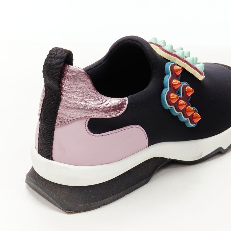 FENDI Fun Fair - Escarpins bas en néoprène noir et rose avec applique et logo en caoutchouc EU36 en vente 3