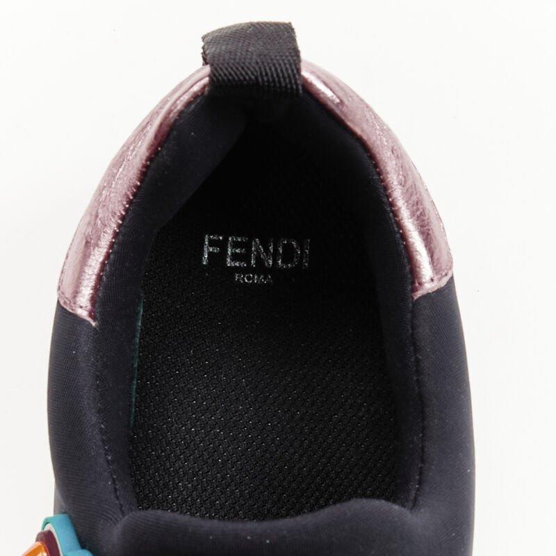 FENDI Fun Fair - Escarpins bas en néoprène noir et rose avec applique et logo en caoutchouc EU36 en vente 4