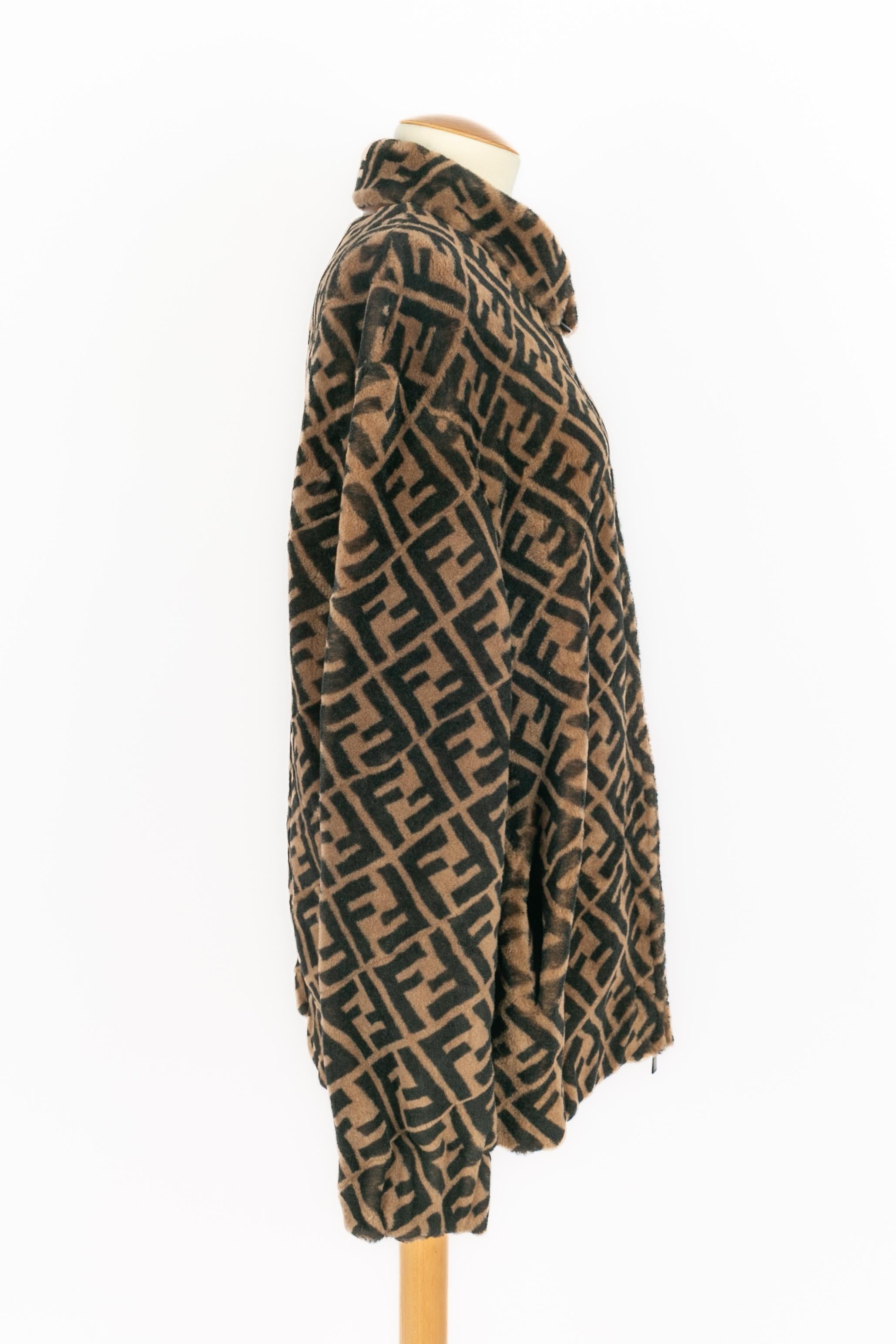 Fendi Pelzmantel im Zustand „Hervorragend“ im Angebot in SAINT-OUEN-SUR-SEINE, FR