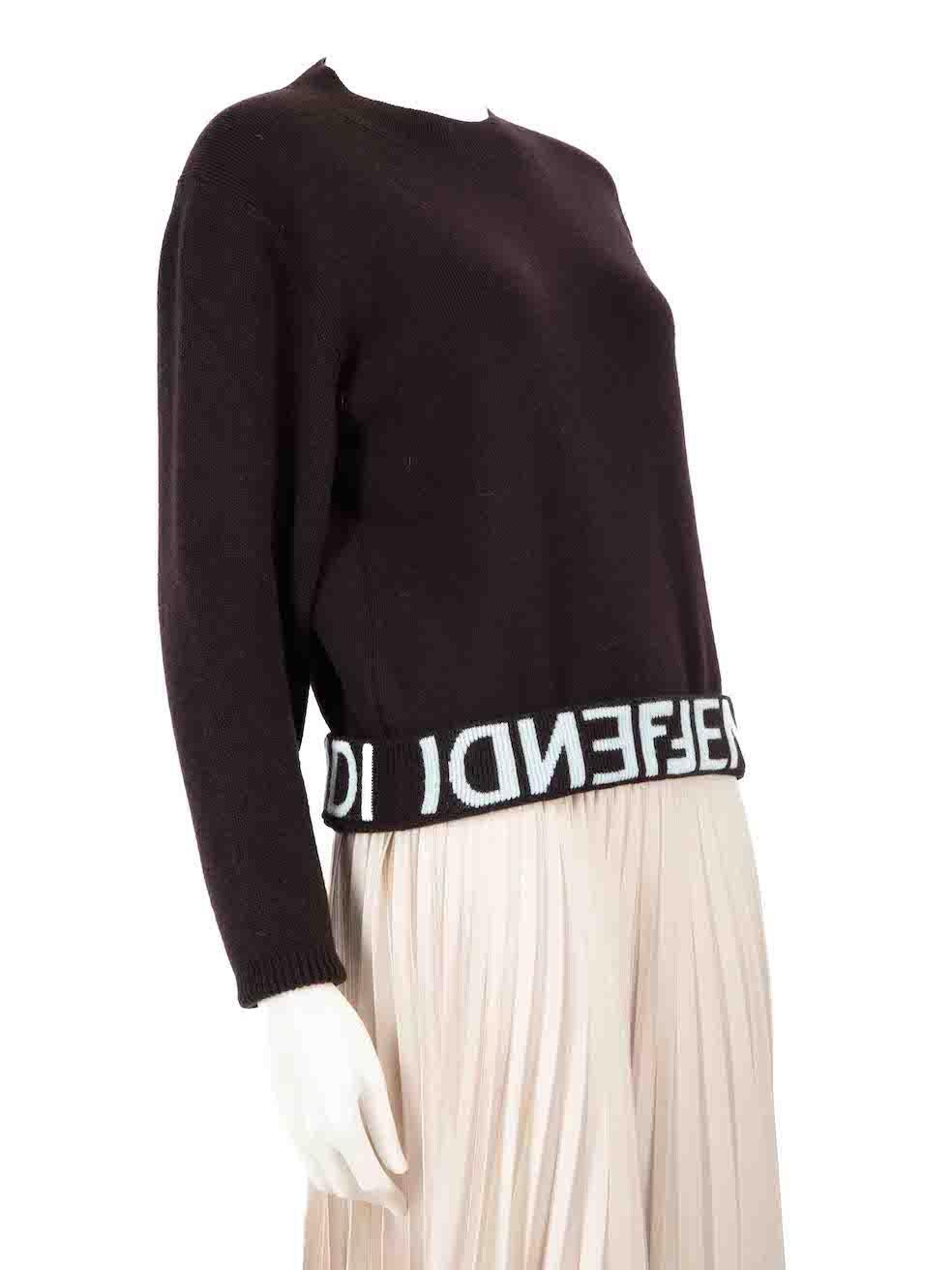 L'ÉTAT est Nouveau avec les étiquettes sur cet article de marque du créateur Fendi. Cet article est livré avec son emballage d'origine.
 
 
 
 Détails
 
 
 Saison : FW23
 
 Marron foncé
 
 Laine
 
 Pull en tricot
 
 Manches longues
 
 Col rond
 
