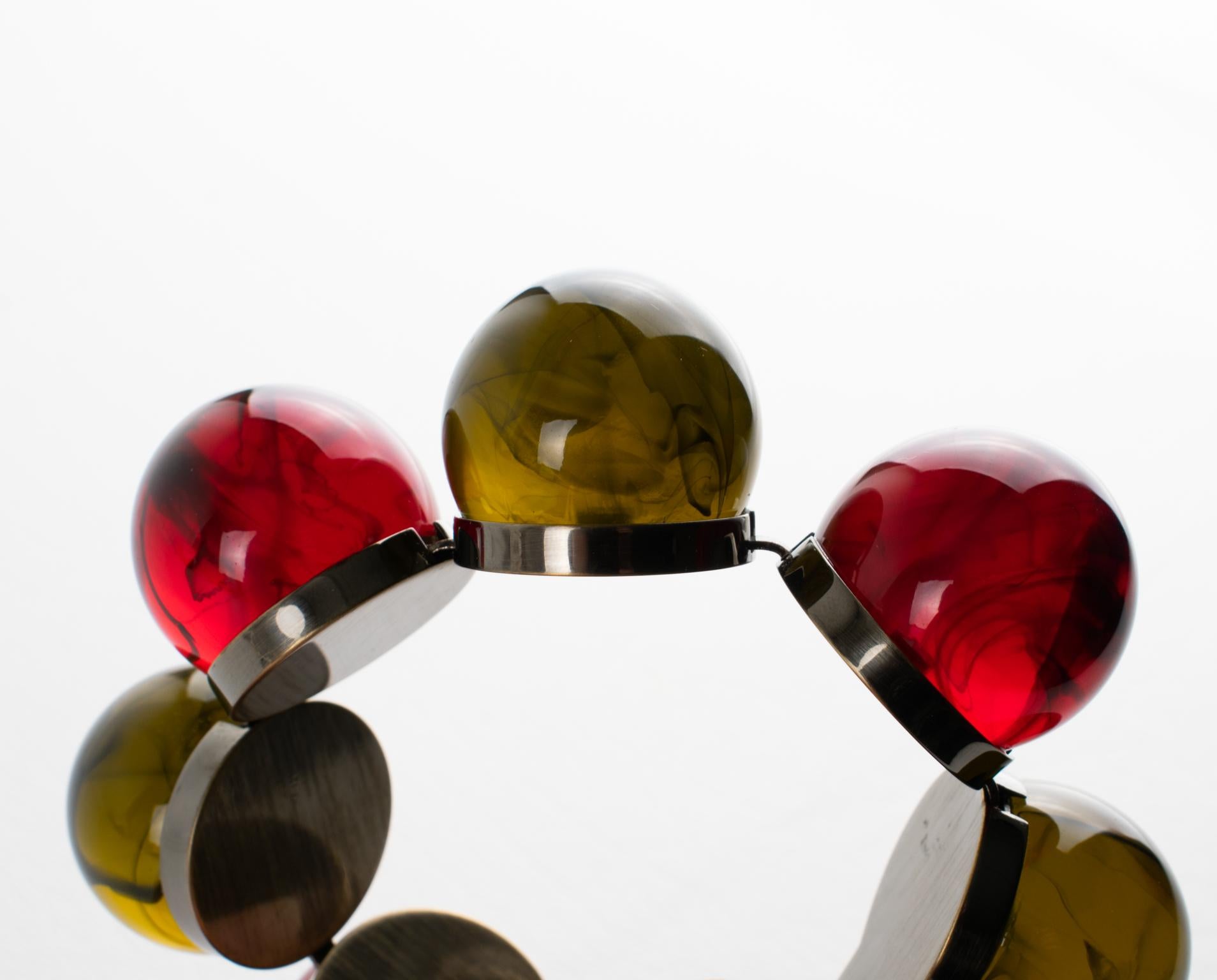 Pulsera de eslabones de resina acrílica y bronce de cañón con burbujas geométricas Fendi en caja en venta 13