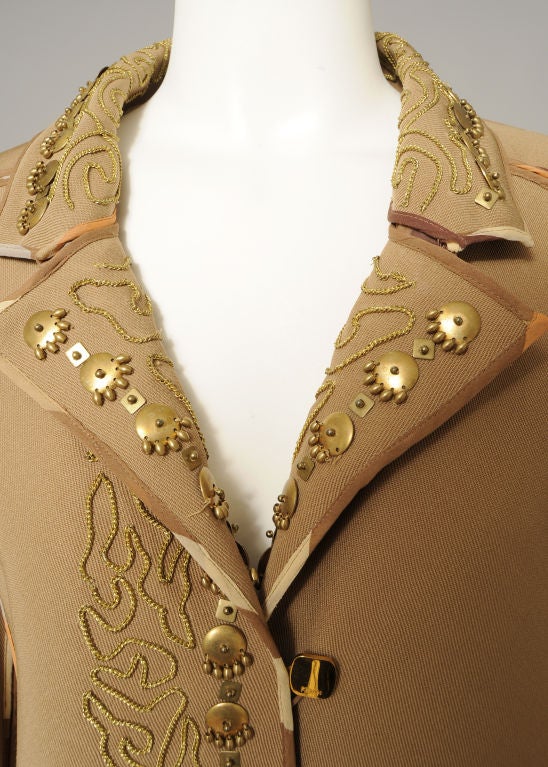 Marrone Coates con perline dorate e ricami in soutache dorate in vendita