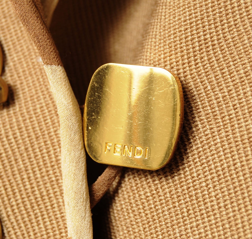 Donna Coates con perline dorate e ricami in soutache dorate in vendita