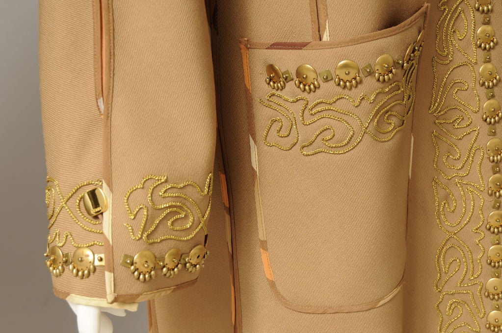 Coates con perline dorate e ricami in soutache dorate in vendita 1