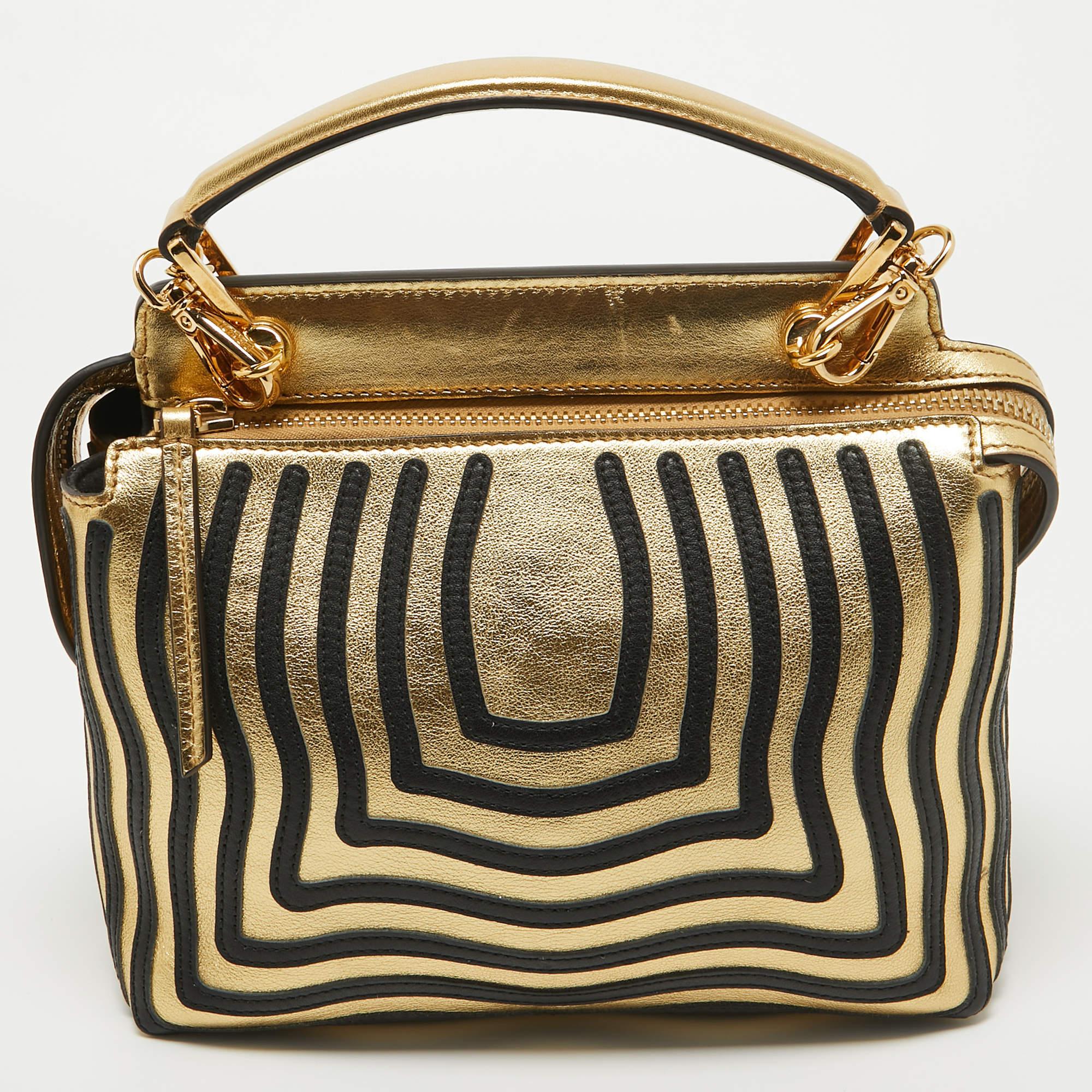 Les sacs de créateurs sont des compagnons idéaux pour de nombreuses occasions ! Nous avons ici une pièce qui allie mode et fonctionnalité, fabriquée avec précision. Il a été doté d'un intérieur bien dimensionné qui peut facilement accueillir tous