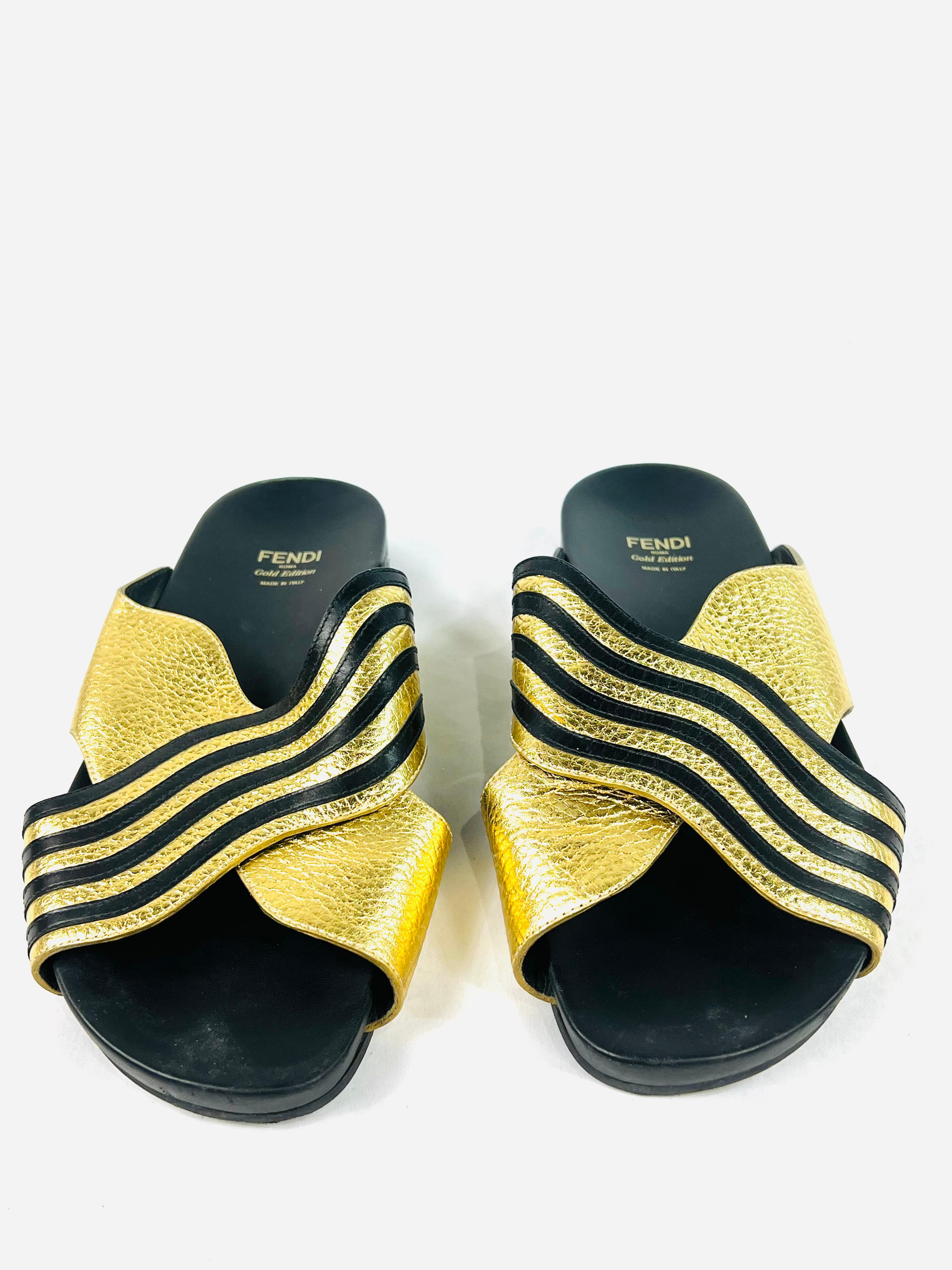 Einzelheiten zum Produkt:

Die Schuhe sind im Gladiatorenstil, aus goldenem und schwarzem Leder und im Kreuzstil mit gewelltem Motiv.