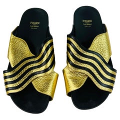Sandales plates en cuir d'édition dorée Fendi, taille 38,5