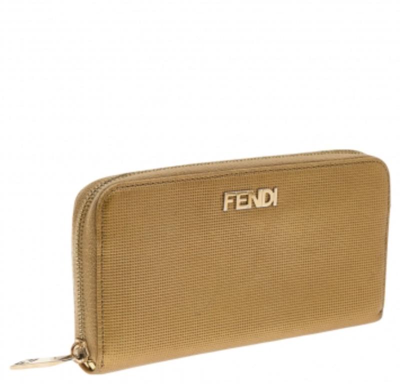 Fendi Cartera con cremallera de piel repujada en oro en venta 5