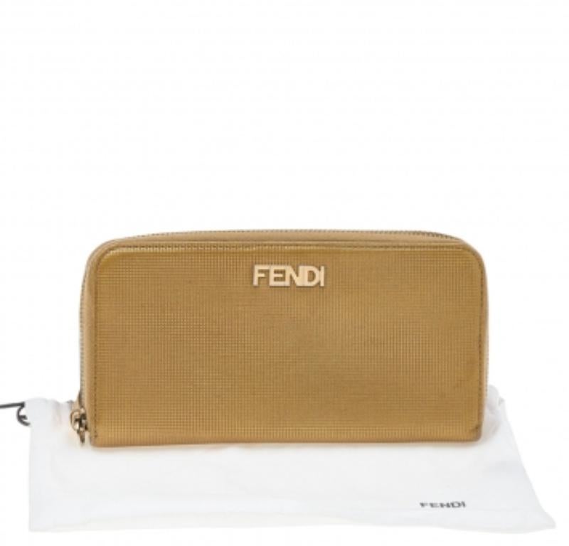 Fendi Cartera con cremallera de piel repujada en oro en venta 6
