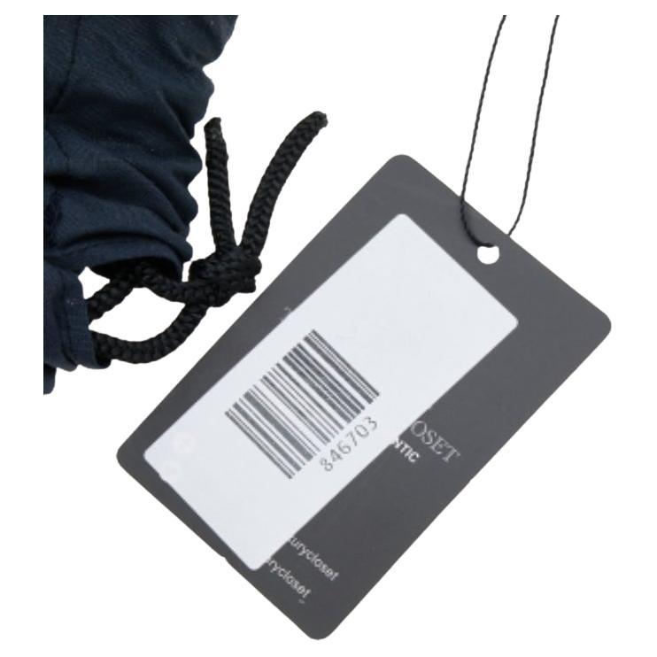 El diseño de cuero duradero de esta cartera la convierte en un accesorio fiable. Esta fina cartera presenta un exterior en relieve y una cremallera para asegurar el bien equipado interior. Esta creación de Fendi puede caber fácilmente en tus bolsos
