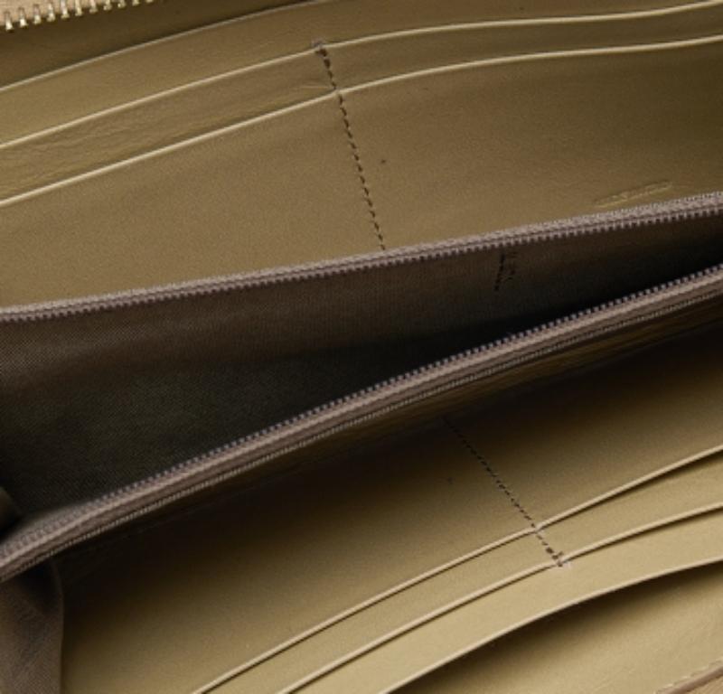 Fendi Cartera con cremallera de piel repujada en oro Marrón en venta