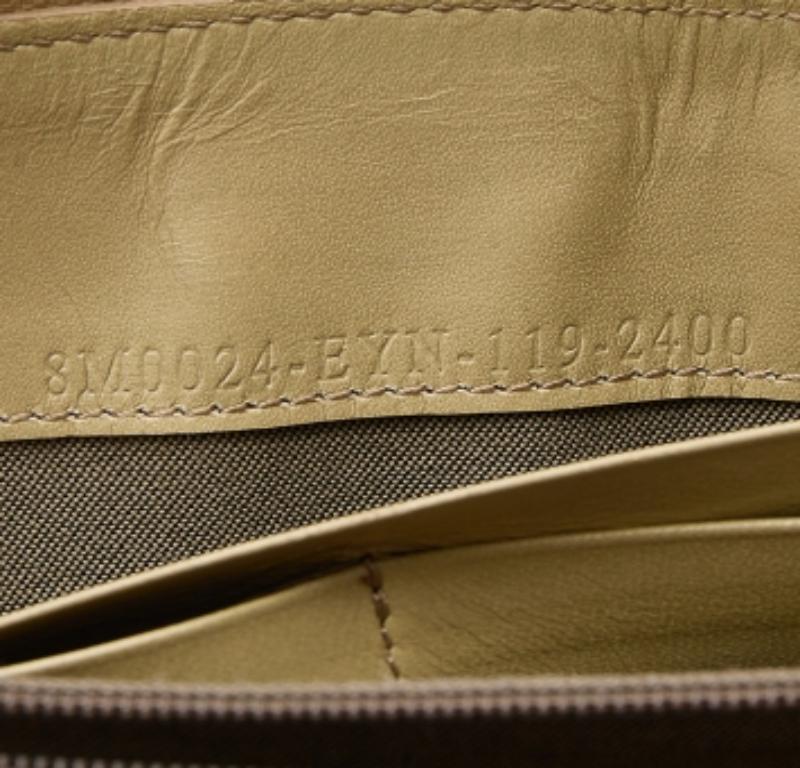 Fendi Cartera con cremallera de piel repujada en oro en Bastante bueno estado para la venta en Dubai, Al Qouz 2