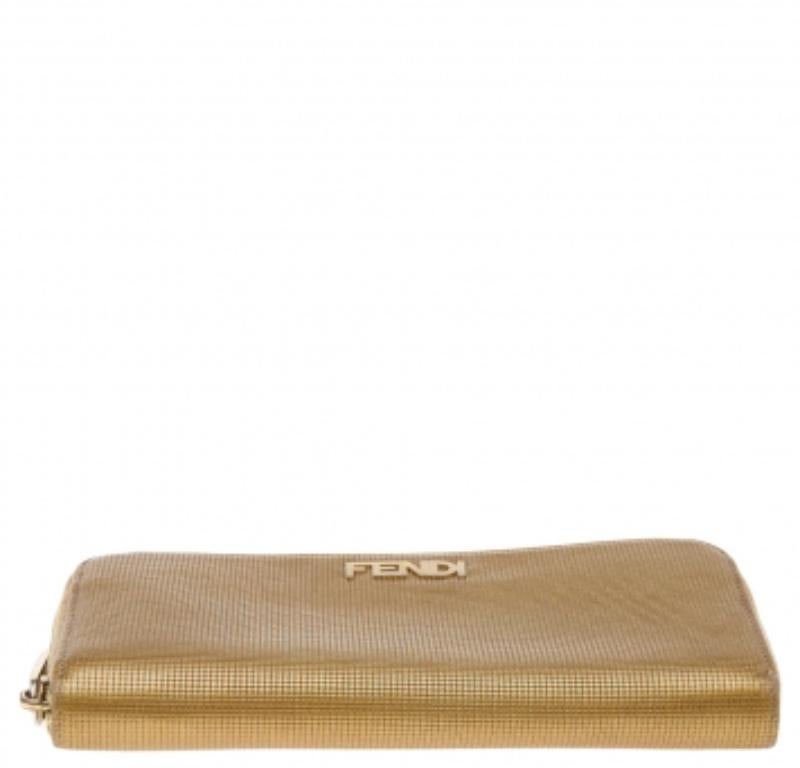 Fendi Cartera con cremallera de piel repujada en oro en venta 1
