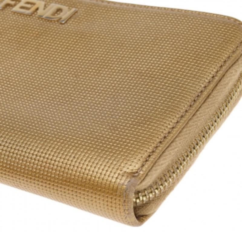 Fendi Cartera con cremallera de piel repujada en oro en venta 2