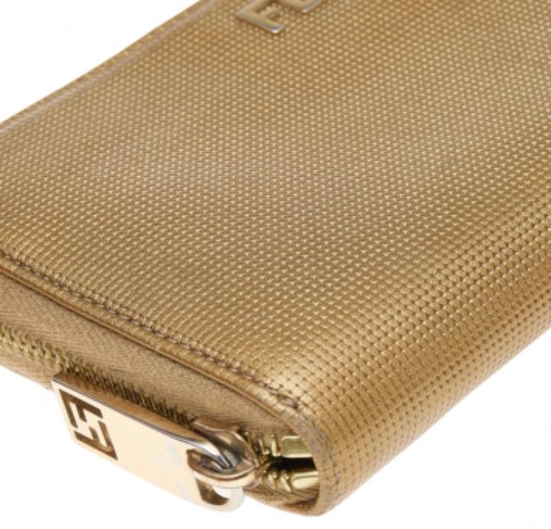 Fendi Cartera con cremallera de piel repujada en oro en venta 3