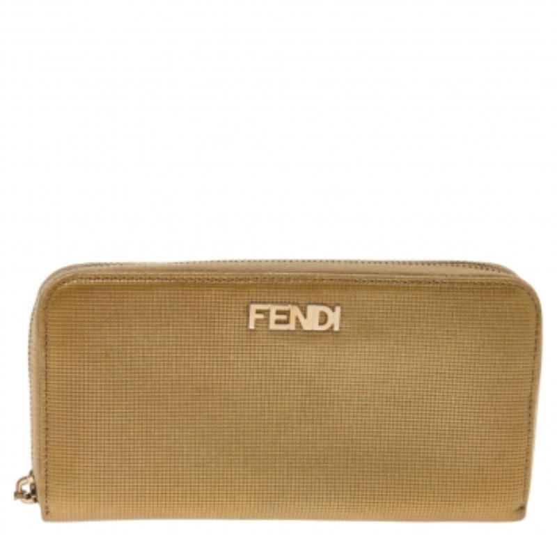 Fendi Cartera con cremallera de piel repujada en oro en venta 4