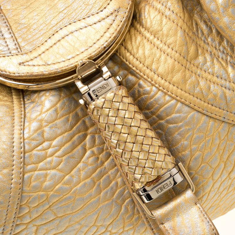 Fendi Gold Holographisch strukturierte Spy Tasche aus Leder 6