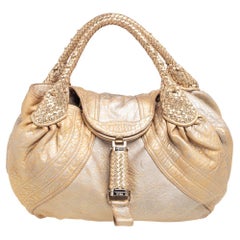 Fendi Gold Holographisch strukturierte Spy Tasche aus Leder