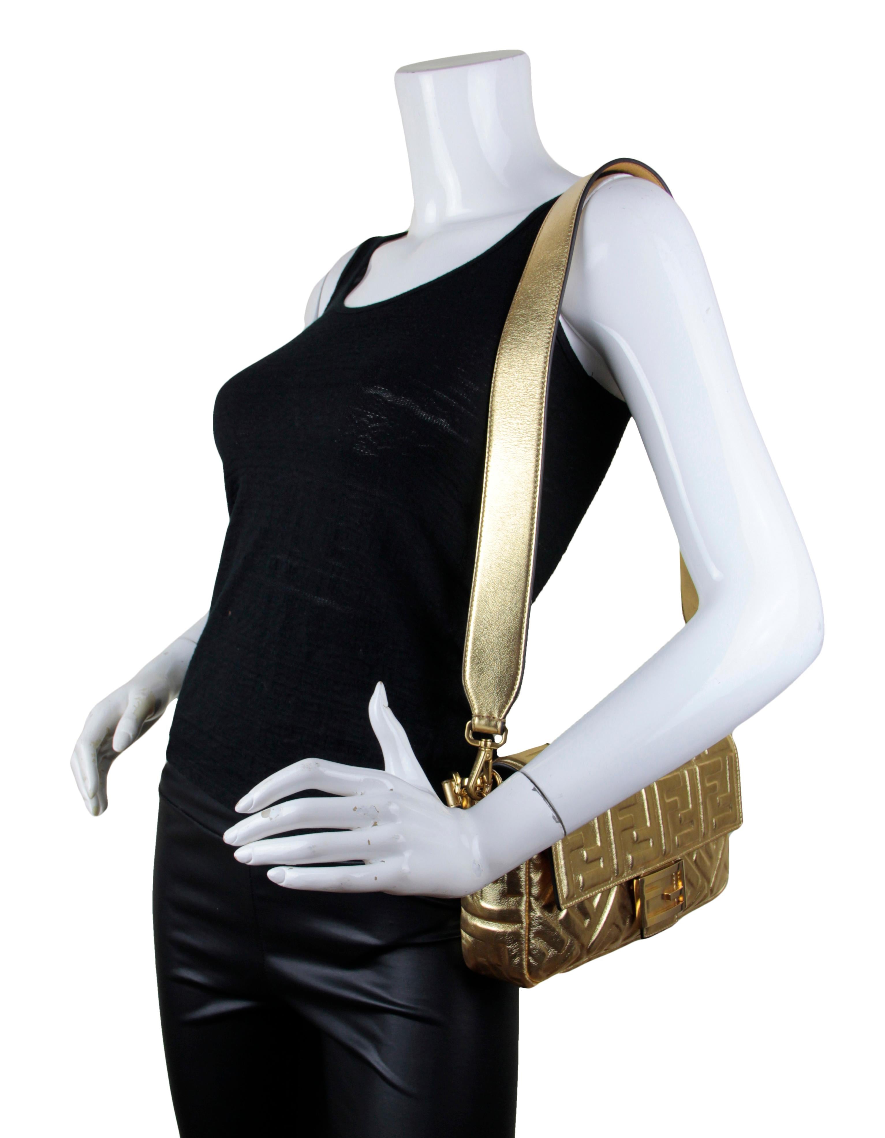 Fendi Baguette NM-Tasche mit zwei Riemen aus goldenem Leder mit geprägtem Logo
In: Italien hergestellt
Herstellungsjahr: 2020-2021
Farbe: Gold
Hardware: Goldtone
Materialien: Leder
Innenfutter: schwarzes Textil
Verschluss/ Öffnung: Klappe oben mit