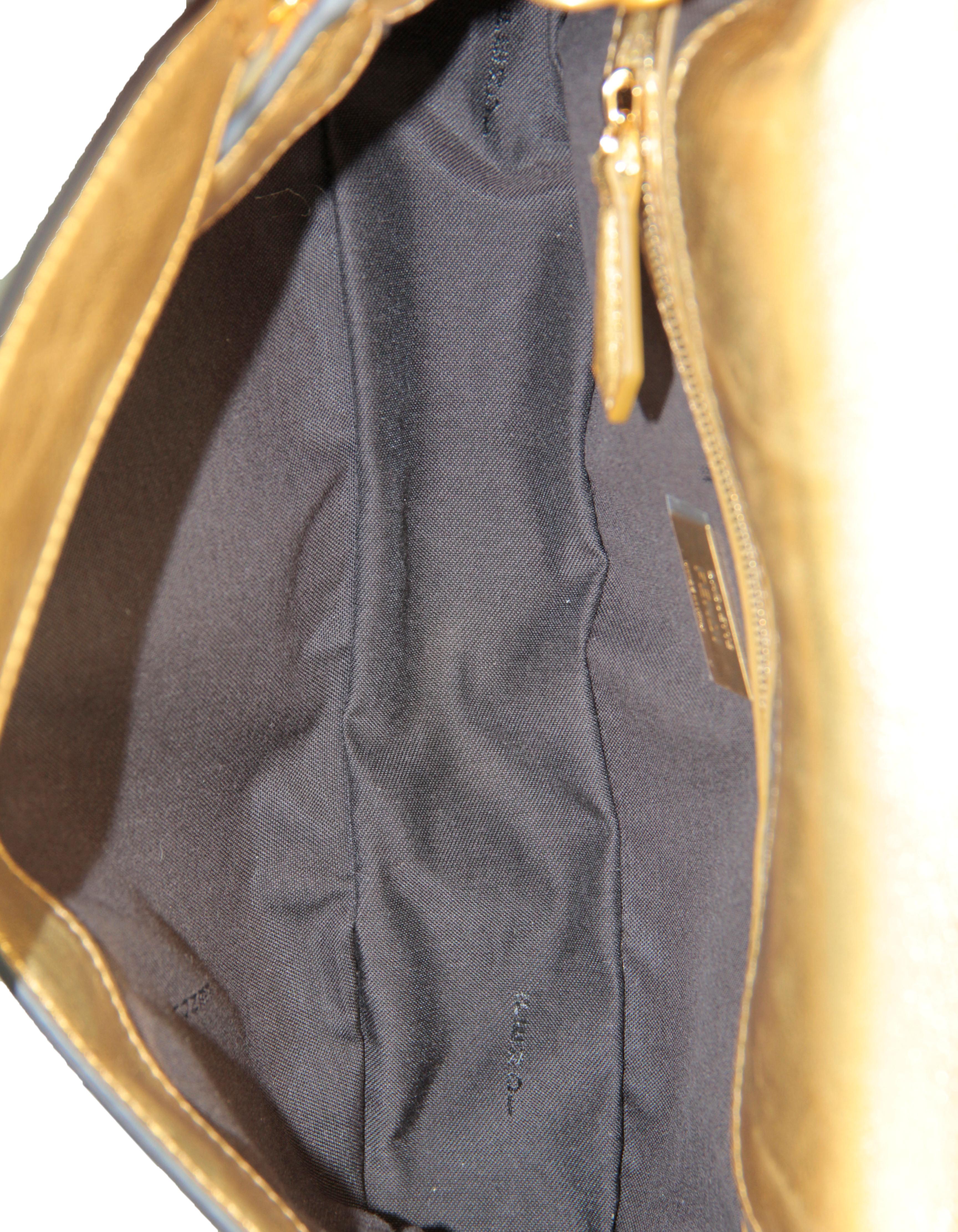 Fendi Baguette NM Tasche mit zwei Riemen aus goldenem Leder mit geprägtem Logo rt. $3.290 1