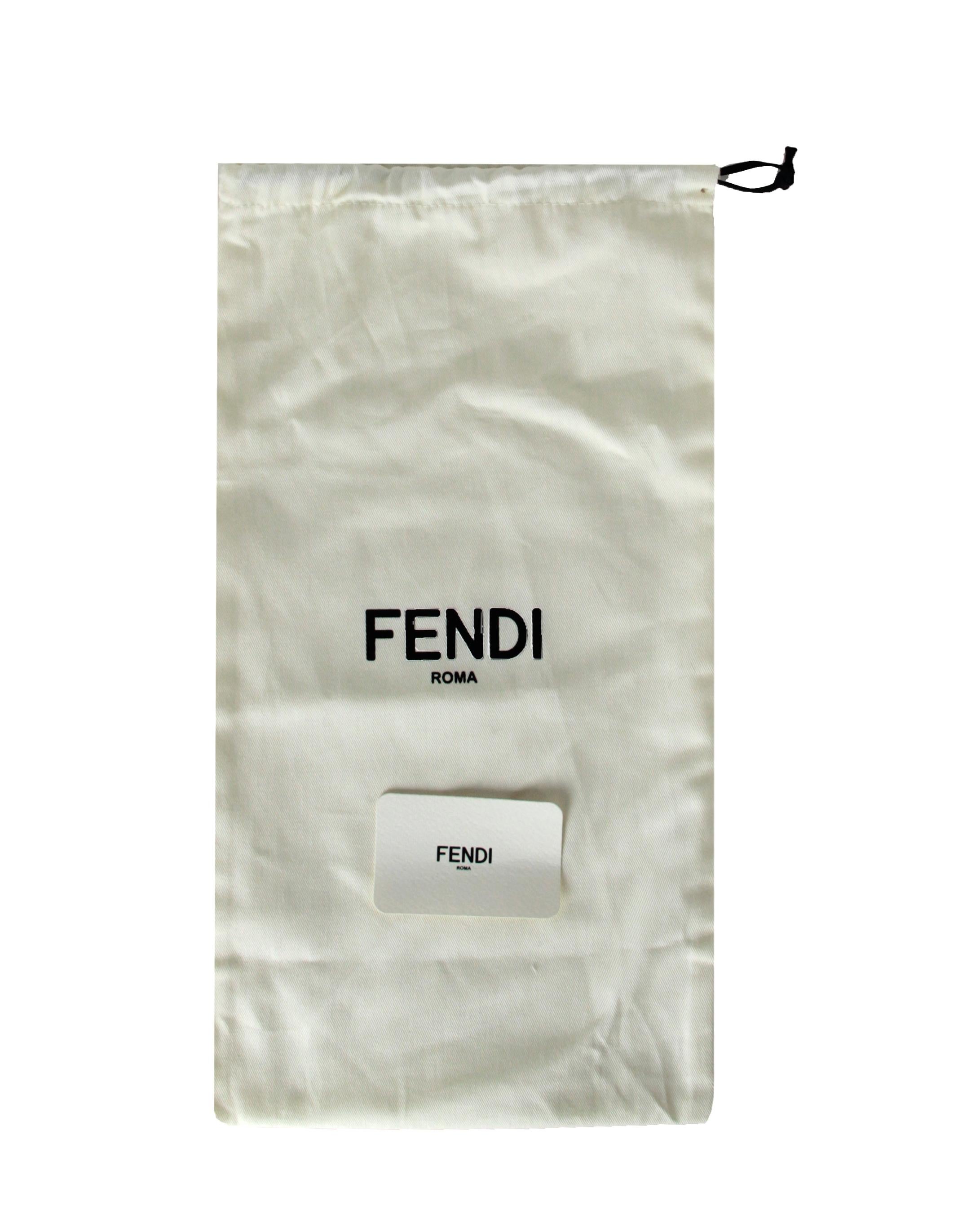 Fendi Baguette NM Tasche mit zwei Riemen aus goldenem Leder mit geprägtem Logo rt. $3.290 4