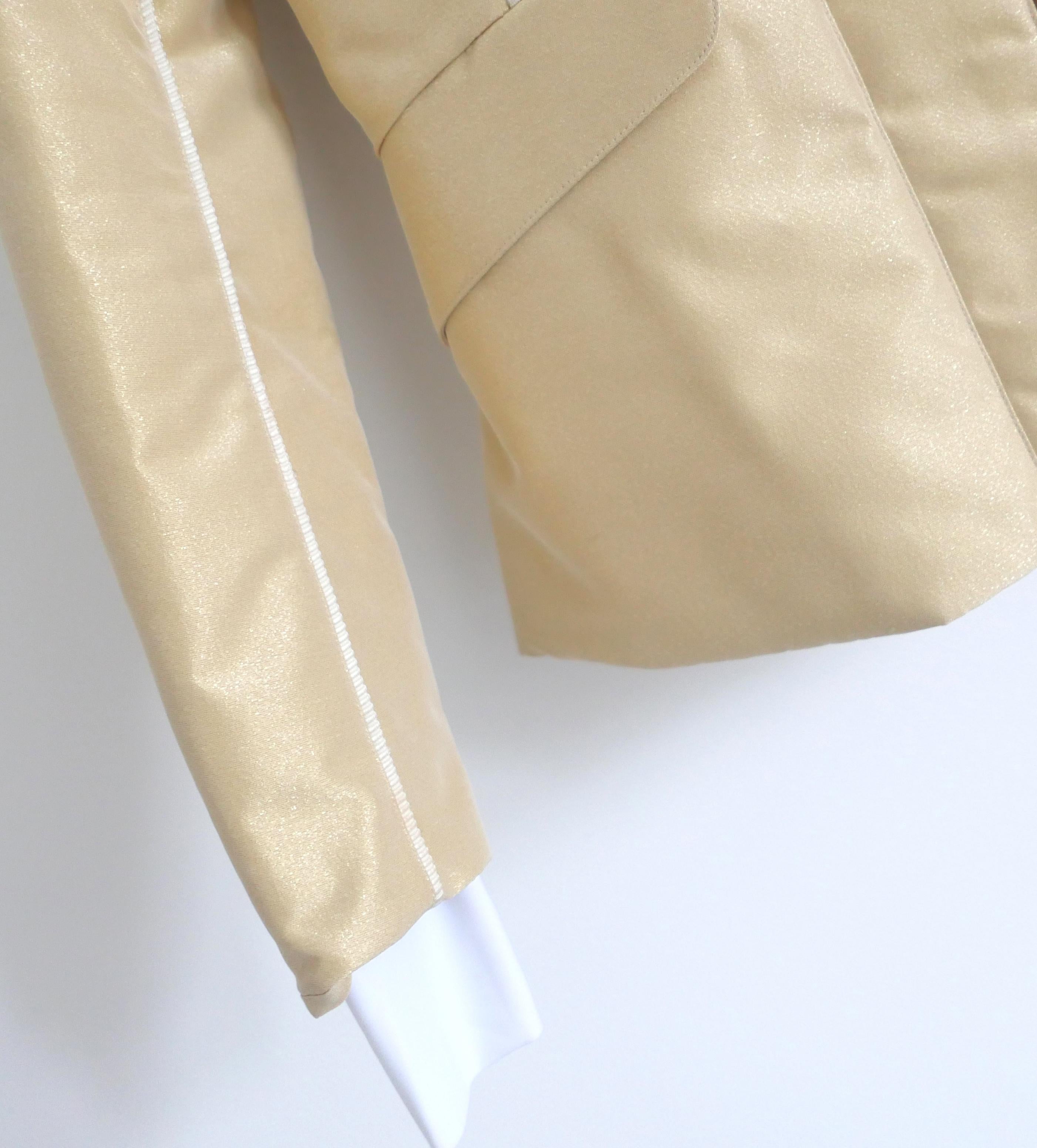 Giacca da sci super glam Fendi color oro metallizzato - indossata una volta. Realizzato in poliestere lurex oro scintillante con fodera trapuntata bianca e imbottitura in piuma d'oca. Presenta cuciture a treccia, tasche multiple e polsini in jersey