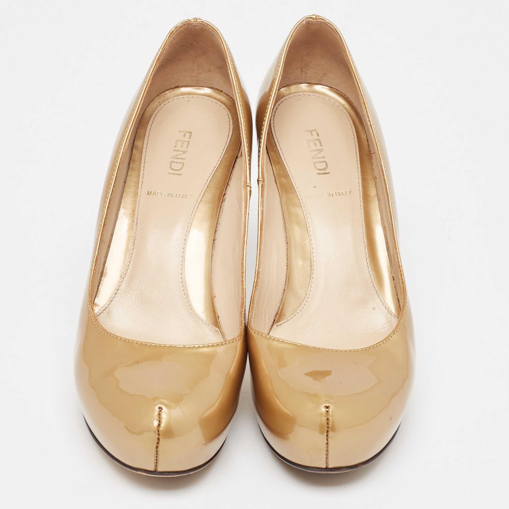 Fendi Gold Patent Leather Platform Round Toe Pumps Size 35 In Good Condition For Sale In Dubai, Al Qouz 2