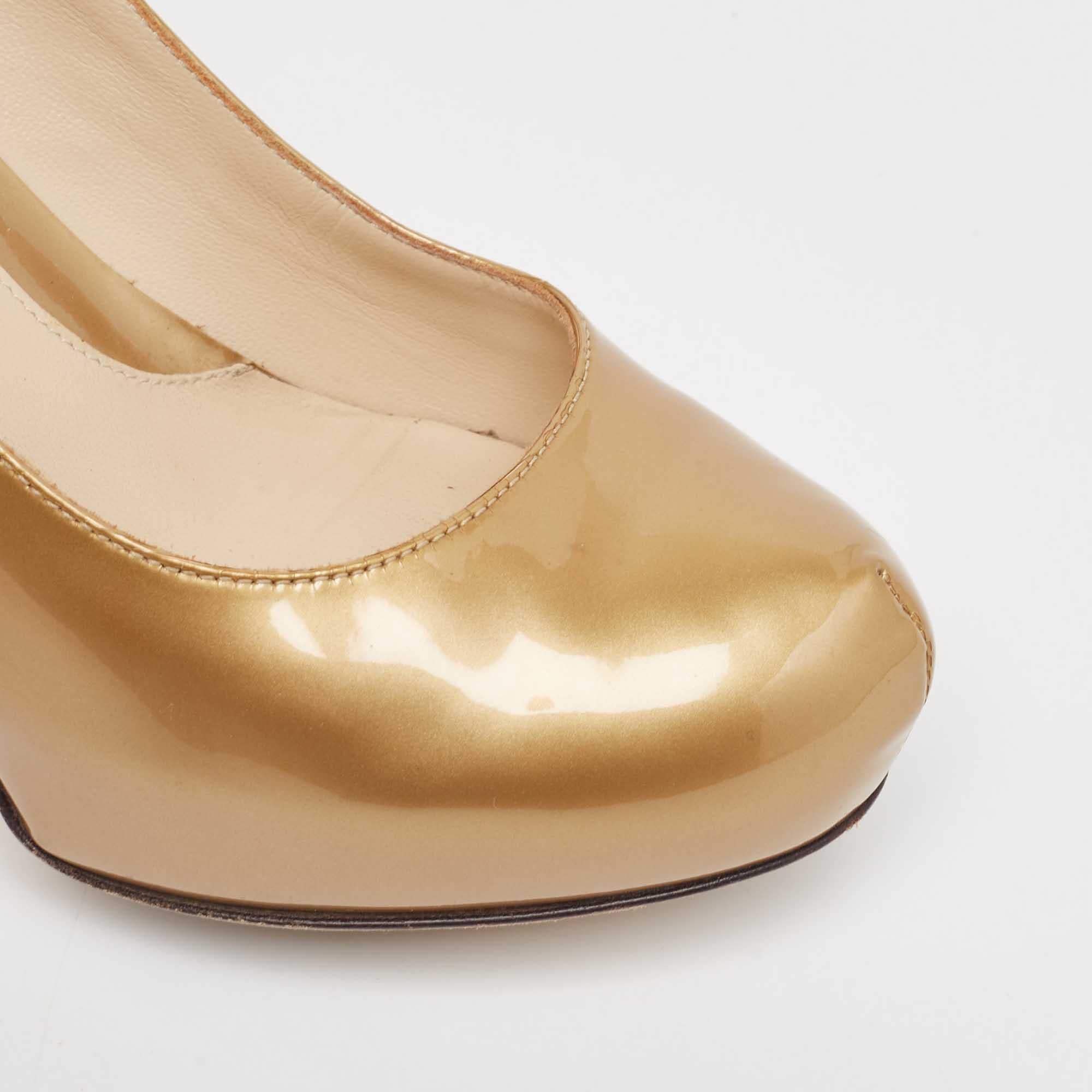 Fendi Gold Patent Leather Platform Round Toe Pumps Size 35 For Sale 4