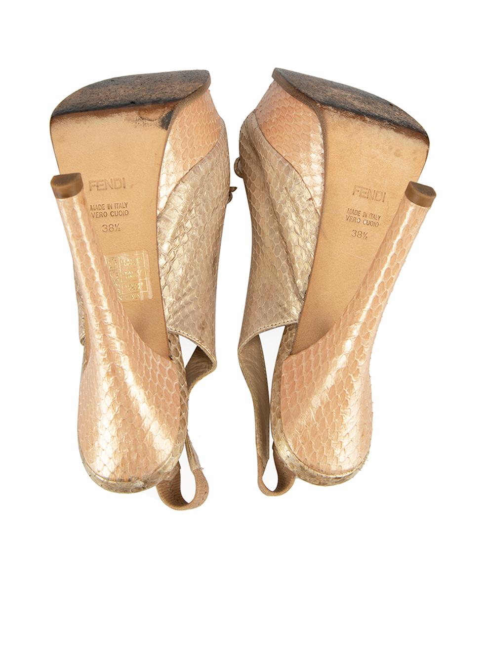 Sandales à bride arrière Fendi en cuir python doré avec nœud, taille IT 38,5 Bon état - En vente à London, GB