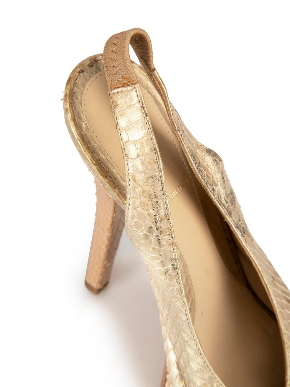 Sandales à bride arrière Fendi en cuir python doré avec nœud, taille IT 38,5 Pour femmes en vente