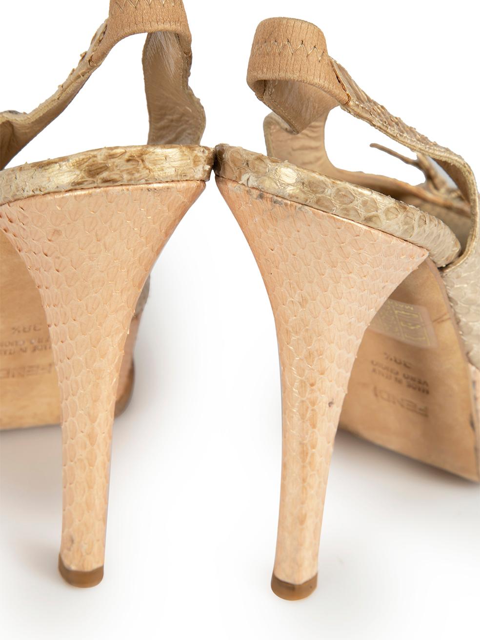 Sandales à bride arrière Fendi en cuir python doré avec nœud, taille IT 38,5 en vente 1