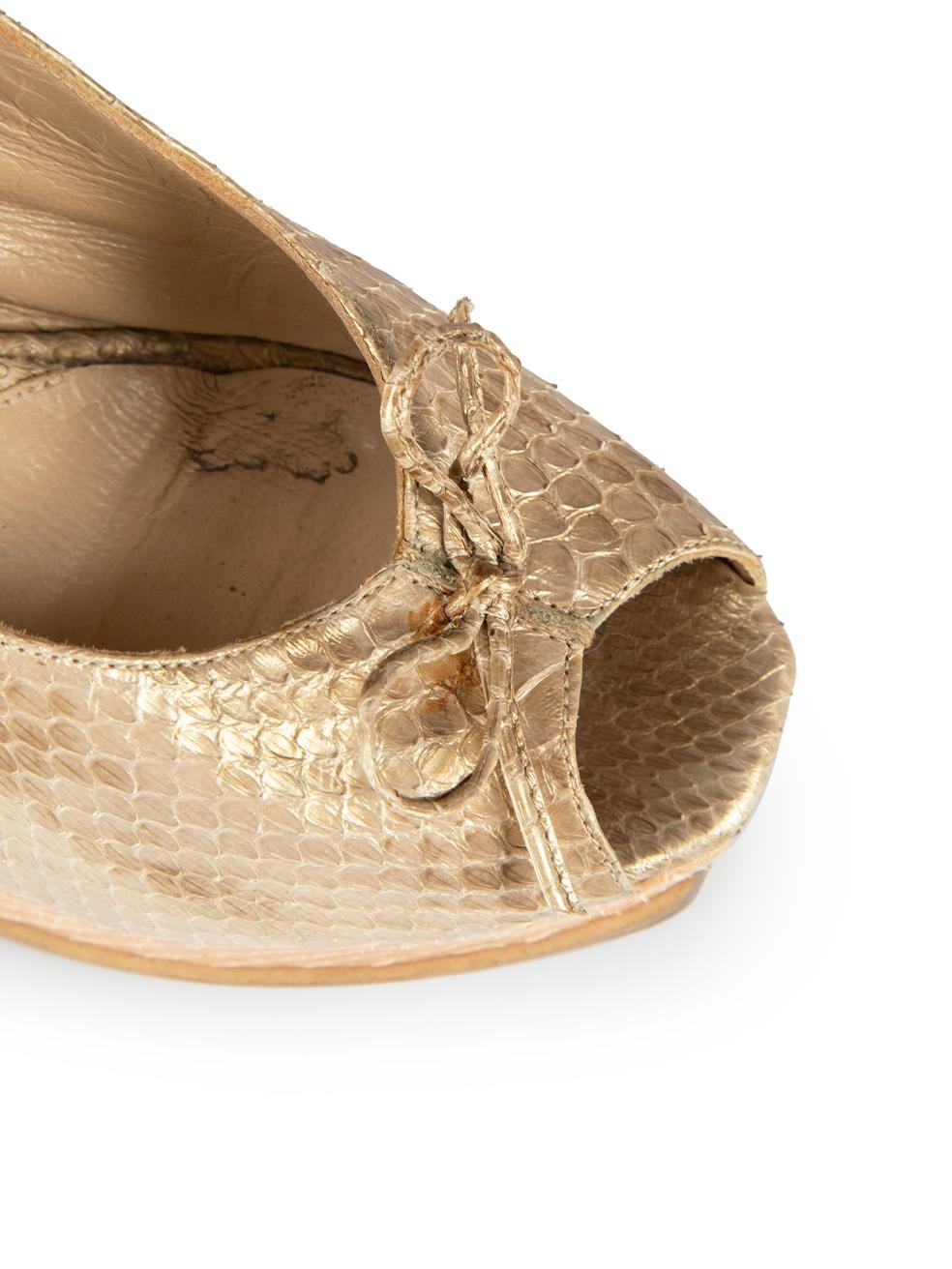 Sandales à bride arrière Fendi en cuir python doré avec nœud, taille IT 38,5 en vente 2