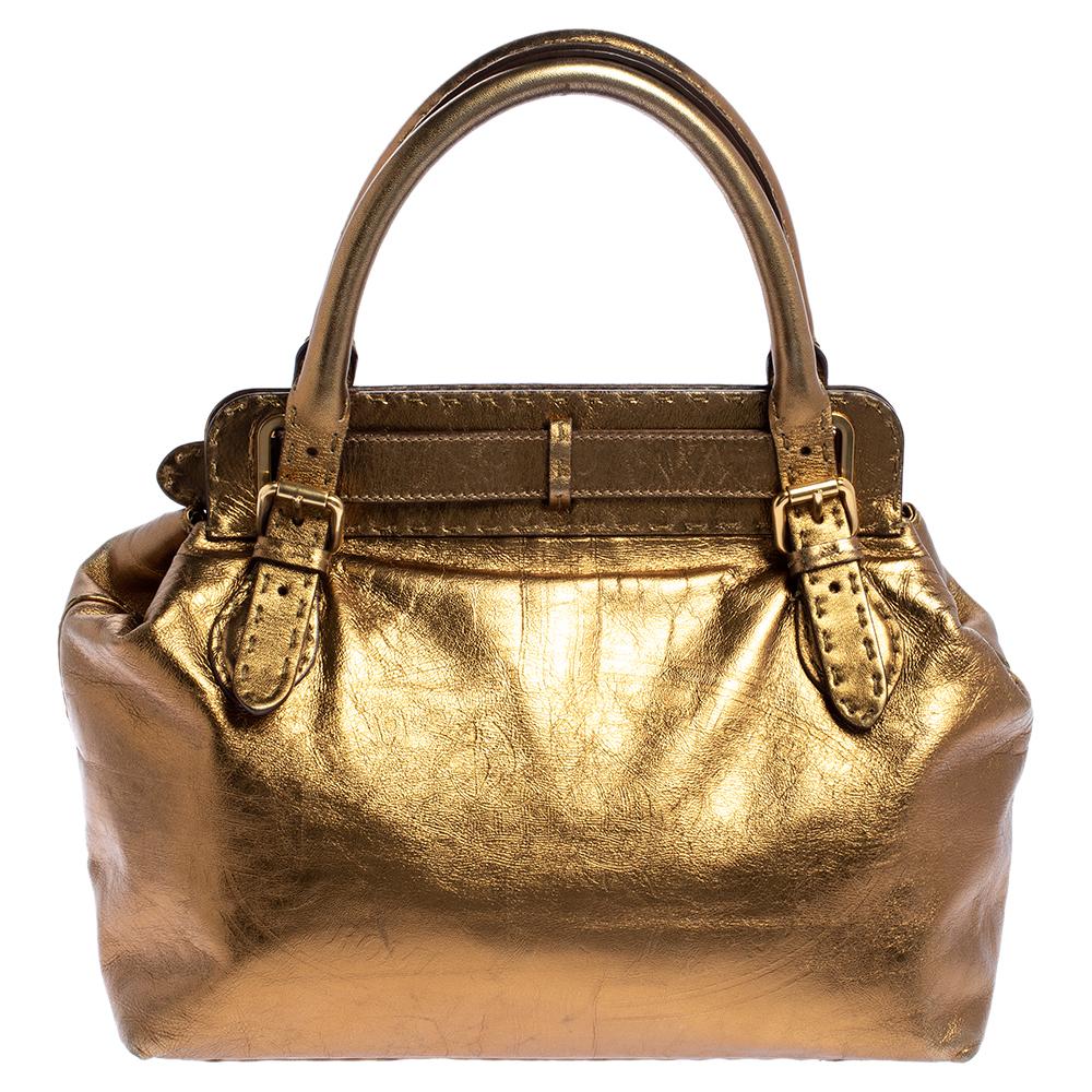 Make a classic statement with this Fendi Borghese bag. This tote is accented with a stately horse, which is embossed on the gold-colored Selleria leather body. It comes with dual handles and buckles with the brand insignia. The interior is lined