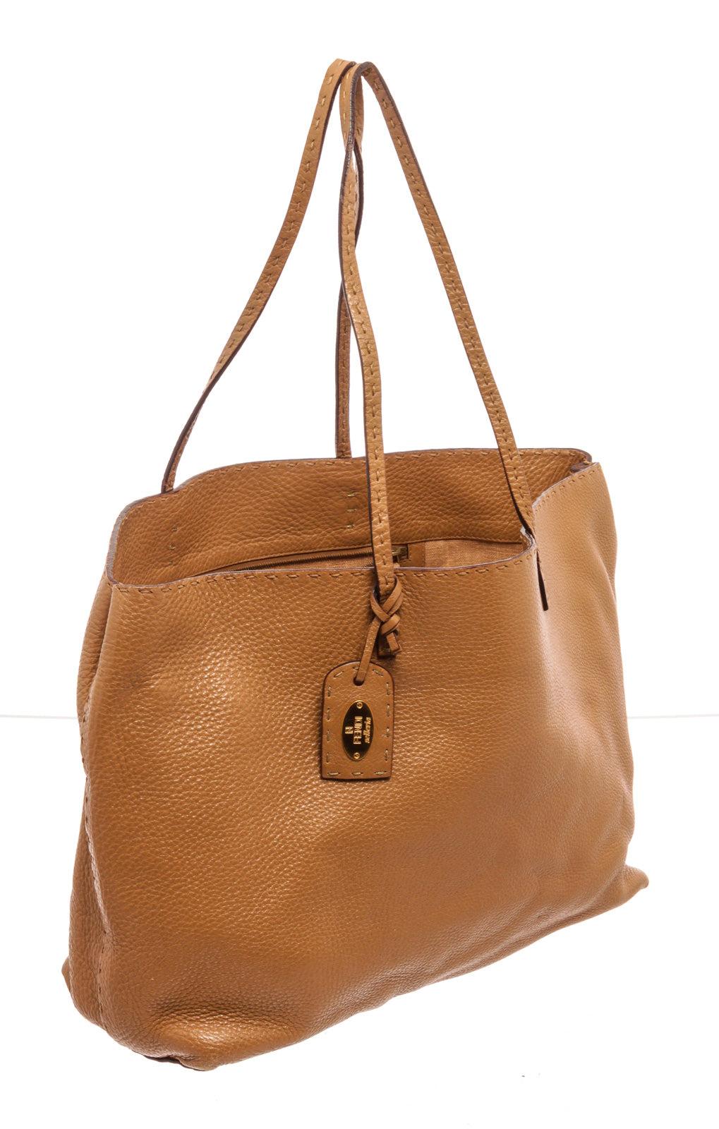 Le sac fourre-tout Selleria de Fendi est doté d'une quincaillerie en métal doré, d'une bordure en cuir, d'une bandoulière et d'une fermeture à pression.
33129MSC

Mesures : 	
        Longueur 10.5 in / 27 cm
	Largeur 17.5 in / 44 cm
	Hauteur 4 in /